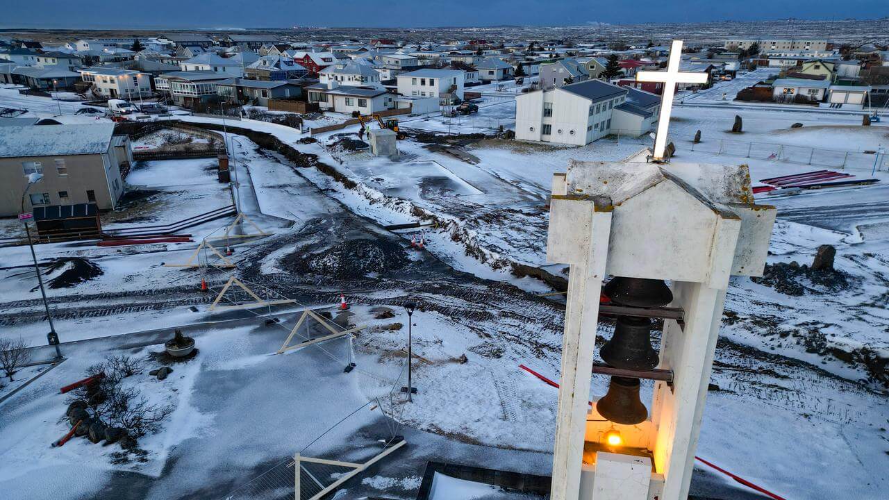Japon adasındaki yanardağ patlaması nedeniyle İzlanda köyü yeniden boşaltıldı