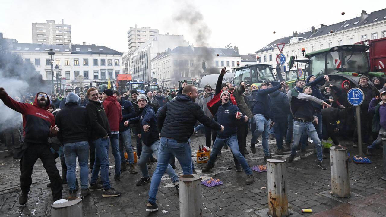 Brüksel'deki kitlesel köylü protestosunda polis göz yaşartıcı gaz kullandı