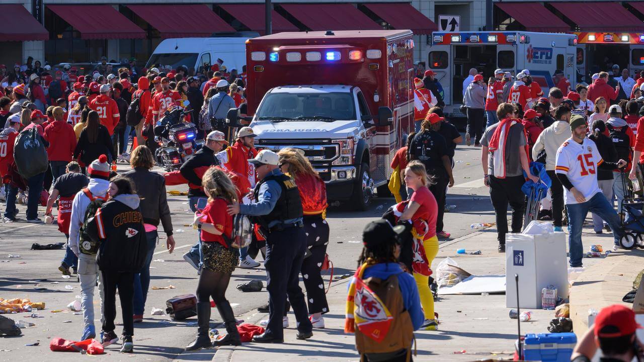 Super Bowl'un galibi için düzenlenen törende açılan ateş sonucu en az 1 ölü ve 21 yaralı