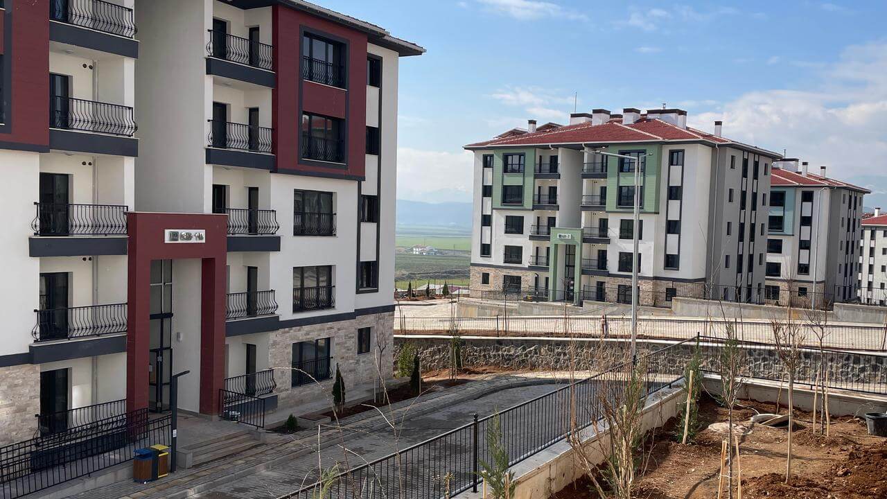 NU+ Türkiye depremden sonra hızla inşa ediyor, ancak yeni inşaatlar sorunsuz değil